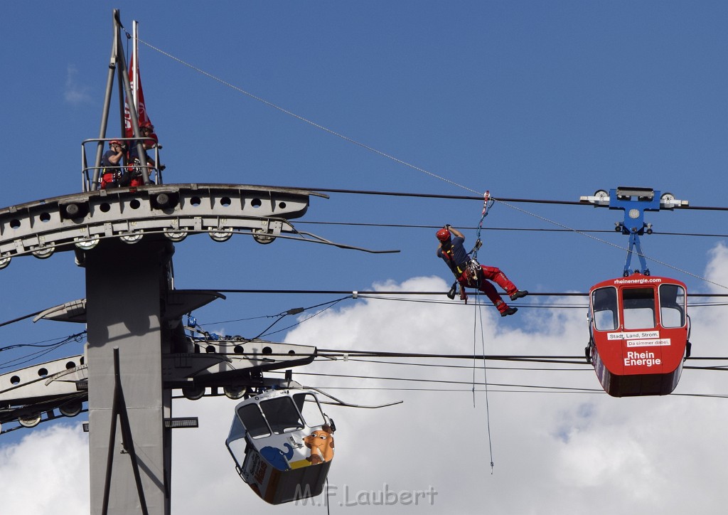 Koelner Seilbahn Gondel blieb haengen Koeln Linksrheinisch P371.JPG - Miklos Laubert